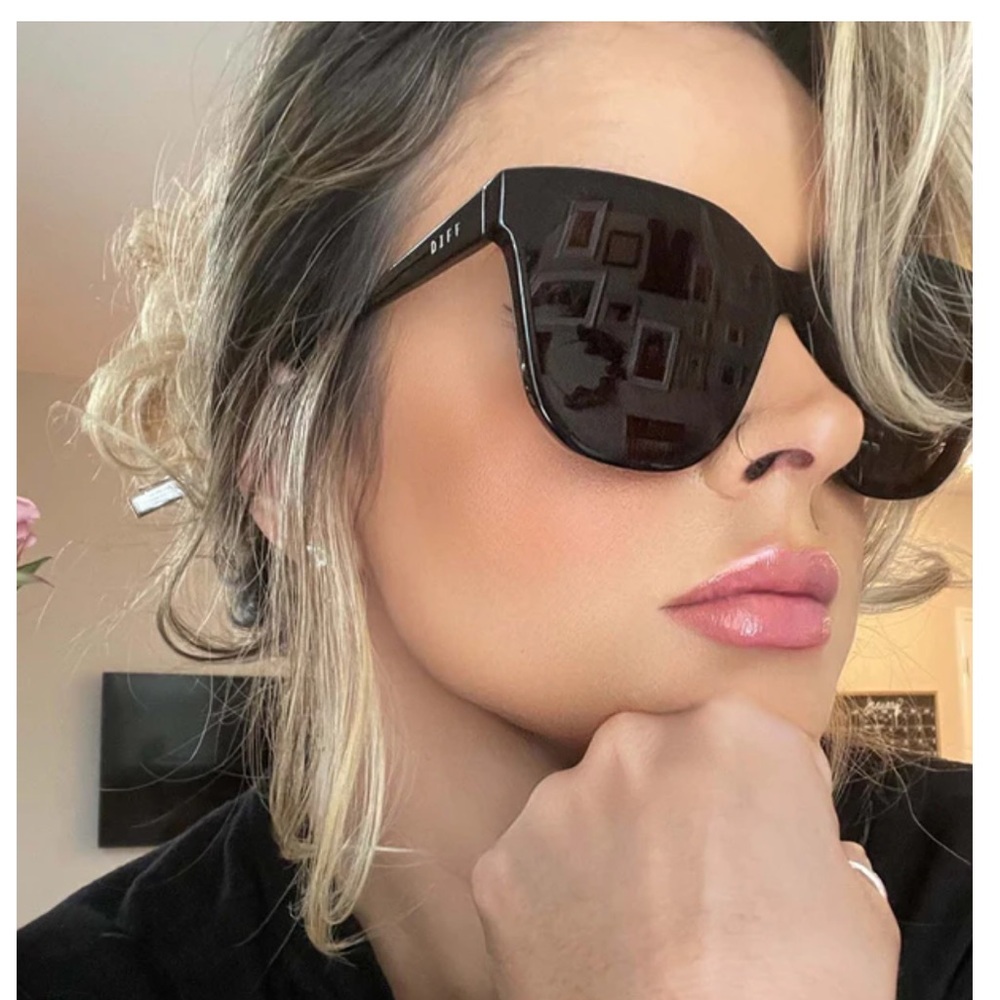DIFF Eyewear Gia sunglasses in black with case and cleaning cloth